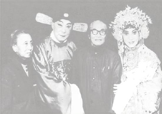 关良、顾卓英夫妇与戏剧大师俞振飞(左二)、童芷苓(右一)合影(20世纪70年代)