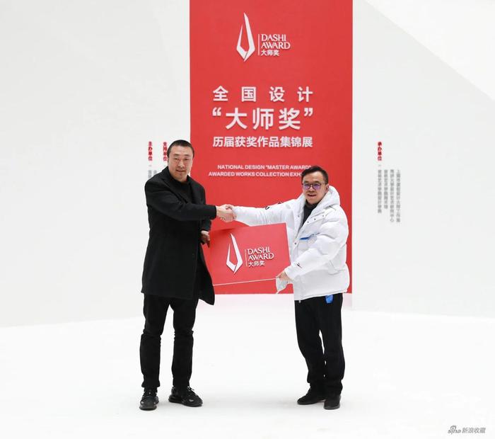 吉林艺术学院设计学院金巍院长向云南艺术学院设计学院万凡副院长授牌