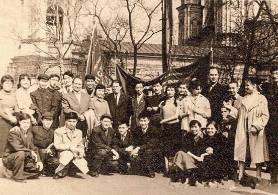 1959年5月,中国留学生与列宾美术学院院长奥列什尼柯夫合影(前排左二为李天祥)