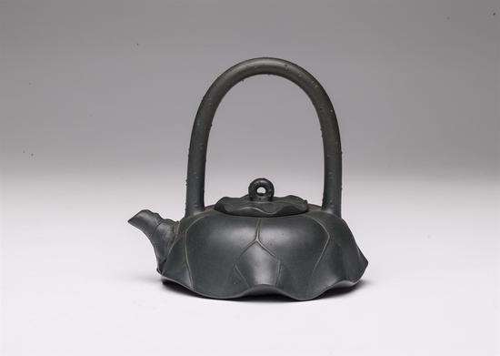艺术家蒋艺华作品 荷叶提梁壶 泥料:墨绿泥 年代:1985 容量:150CC 墨绿泥
