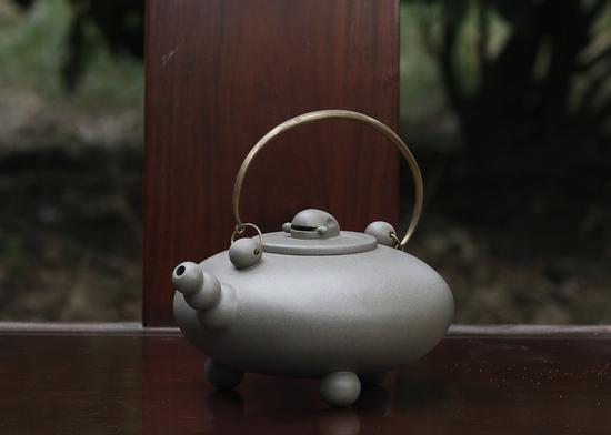 艺术家黄丽萍作品 佛缘壶 泥料:青灰泥 年代:2016 容量:600CC