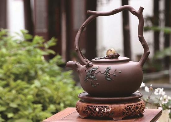 艺术家黄丽萍作品 石榴提梁壶 泥料:底槽清 年代:2017 容量:1500CC