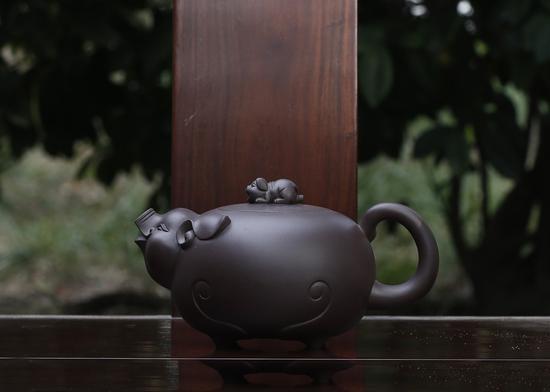 艺术家黄丽萍作品 福猪壶 泥料:紫泥 年代:2017 容量:400CC