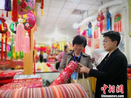 图为国内宾客参观国家级非物质文化遗产庆阳香包绣制。 魏建军 摄