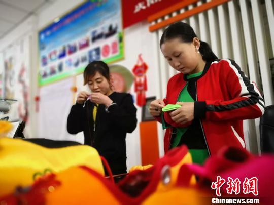 图为庆阳香包从业者制作香包。 魏建军 摄