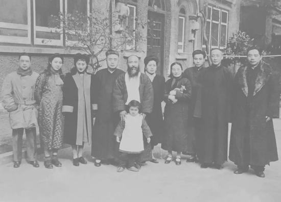 1946年周錬霞(左三)、张大千(左五)、 李秋君(左六)、顾青瑶(左二)等人的合影。