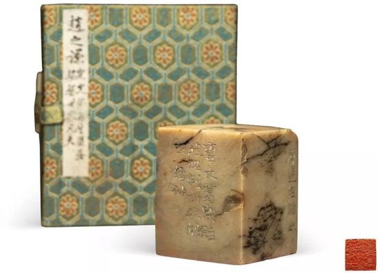 赵之谦刻 青田石印章4.4 × 4.3 × 5.4 cm 印文:定光佛再世坠落娑婆世界凡夫。 边款:说文无堕,堕乃隓之篆文,隓训败城阜,义亦不近, 桉队下云:从高队也,堕队声近,因借之。曹丈葛民贻 我此判,忻然刻之,撝叔。