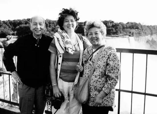 本文作者张渊女士与张守成夫妇(父母)合影与尼亚加拉大瀑布