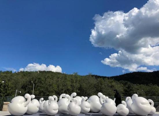 《苹果》玻璃钢,尺寸可变,2005-2018 年