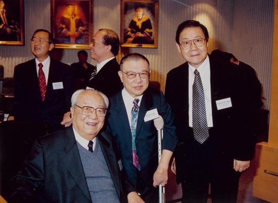 前排:费孝通、许倬云、金耀基 后排:李沛良、梁少光 于香港大学祖尧堂合影