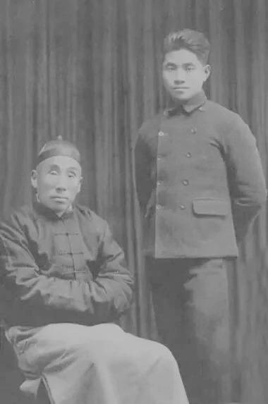 沙耆与父亲沙松寿合照