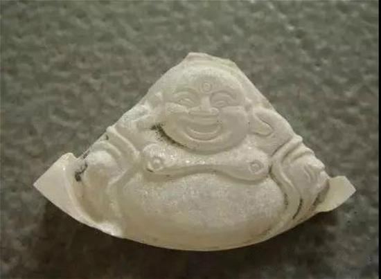 超声波机器初步加工出来的玉件,经过切削抛光后即可上市。
