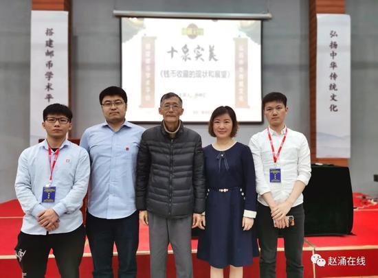 孙仲汇老师先生(中)、赵涌在线总经理陈佩女士(右二)、赵涌在线运营中心经理许建新先生(左二)合影留念