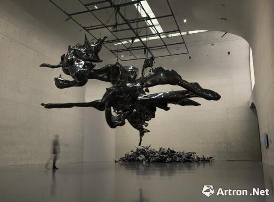 展望 《隐形20# 》不锈钢敲制3D打印雕塑,喷火枪烤色 1200x1000x600cm 2017年