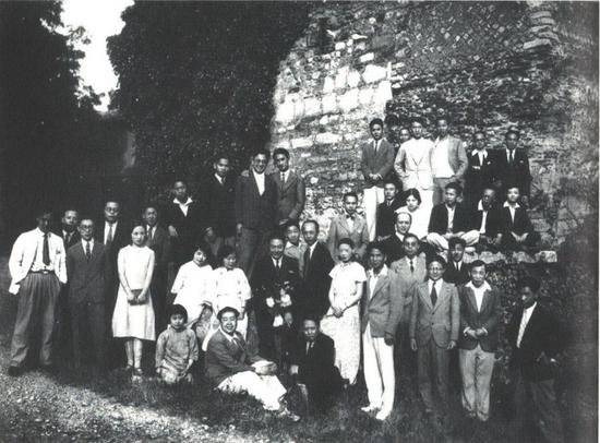 1932年赴欧考察的程砚秋(中间持花者)在法国里昂中法大学与校长孙佩苍(右)等人合影