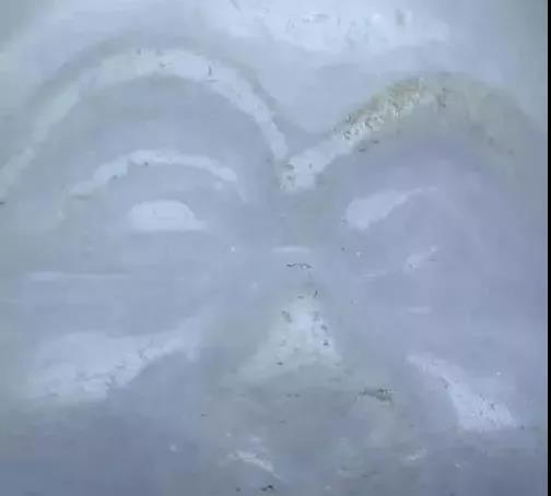 佛的眉毛、鼻子等突出部位受人为汗渍和油脂浸染,发生泛黄现象