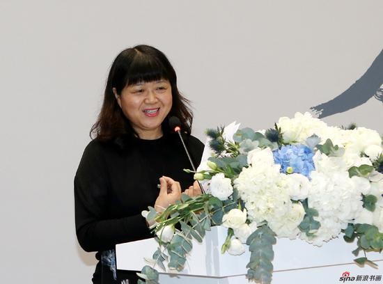 中央美术学院党委宣传部部长秦建平宣读中央美术学院院长范迪安发来的贺信