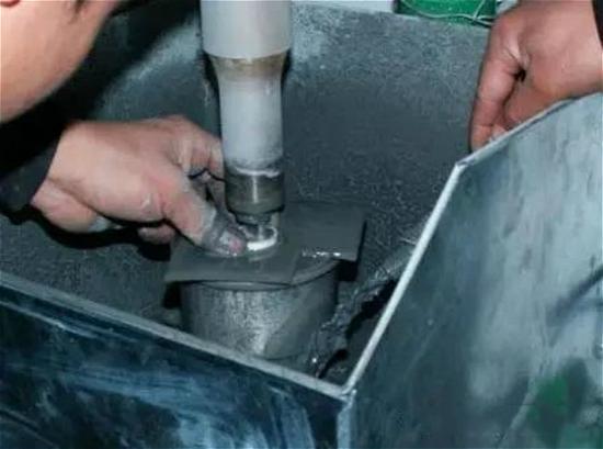 超声波雕刻机器,流动的是碳化硅磨料