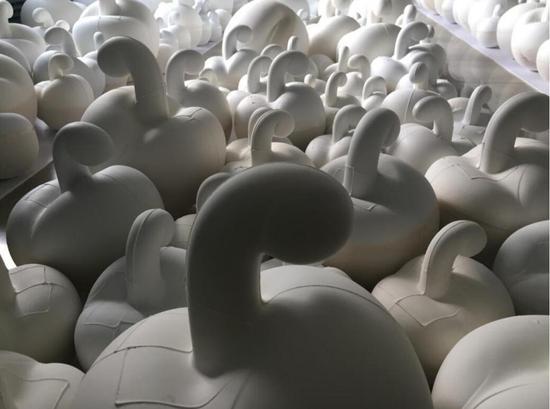 《苹果》玻璃钢,尺寸可变,2005-2018 年
