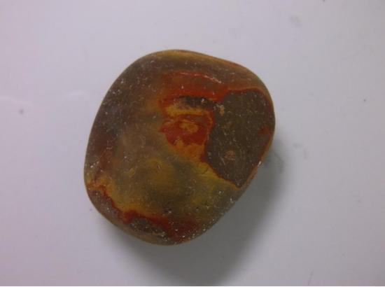 女兵 4.2x3.5cm 红色部分为女兵,她下面是不是还有个男人?或者,女兵只是男人的耳朵和头发?