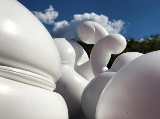 《苹果》玻璃钢,尺寸可变,2005-2018 年