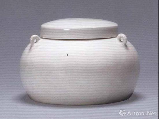 明永乐 甜白釉刻牡丹纹三系盖罐 高10.3厘米 直径15.5厘米