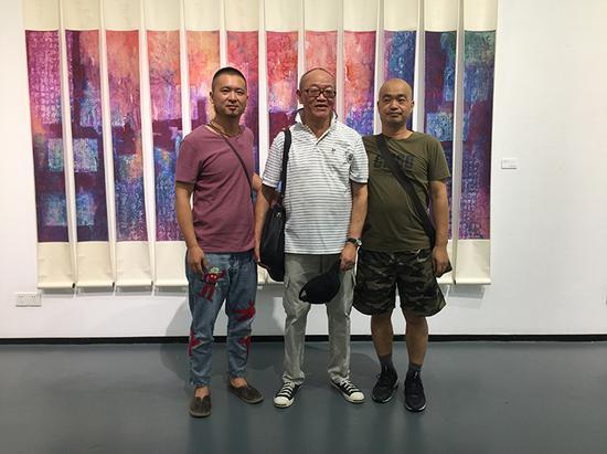 师生齐聚抽象画展。左起:顾文辉、童建颖、吕嵘。