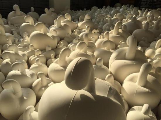 《苹果》玻璃钢,尺寸可变,2005-2018 年