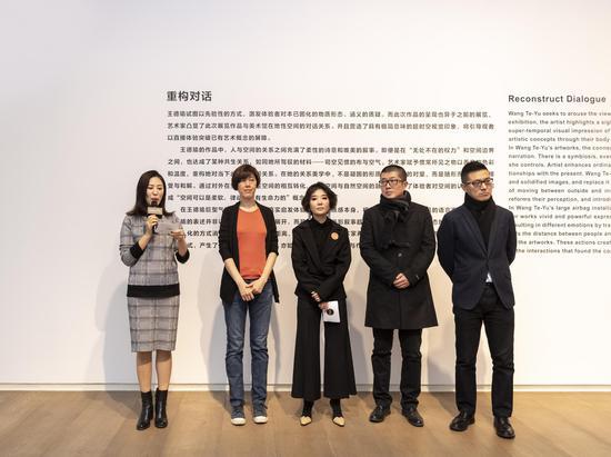 开幕嘉宾发言,从左至右为李丹霓女士、王德瑜女士、王兆坤女士、焦新语先生、王鹏锦博士
