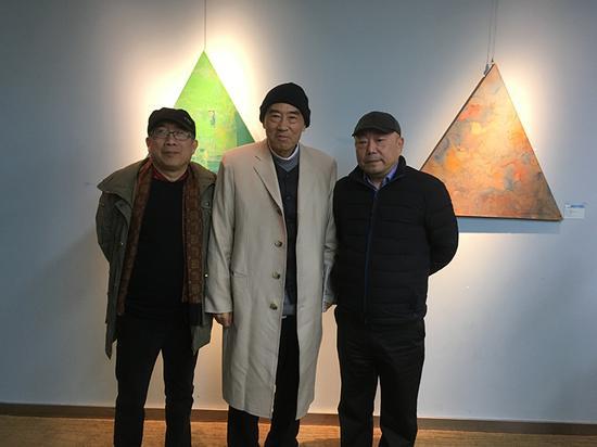 异号——2018上海抽象画会春季展现场。左起:王正、仇德树、 王远