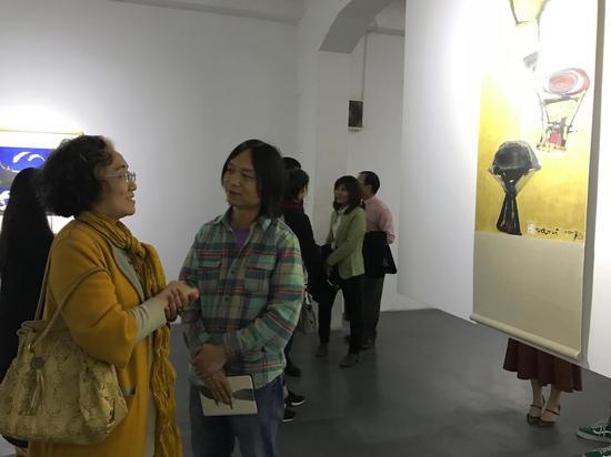 ▲学术主持郝青松于现场为观众做展览介绍,展览作品得到观众的一致好评