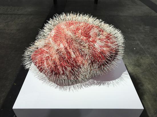 章燕紫 《所有的火山都不过是个青春痘》,2018年, 80cm×70cm×70cm,装置:太空棉、纱布、针灸针;图片来源:艺术家和方由美术