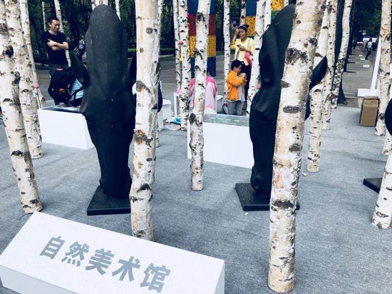 艺术家崔宇带着孩子们用纸黏土创作自己的肖像