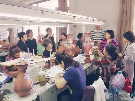 ▲学员参观珐琅工厂