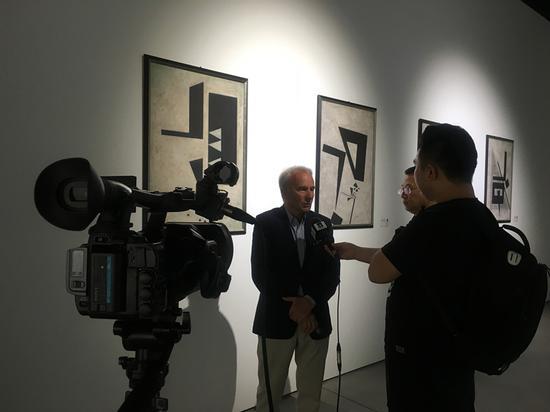 策展人艾尔戴斯•拉斯洛 接受媒体采访