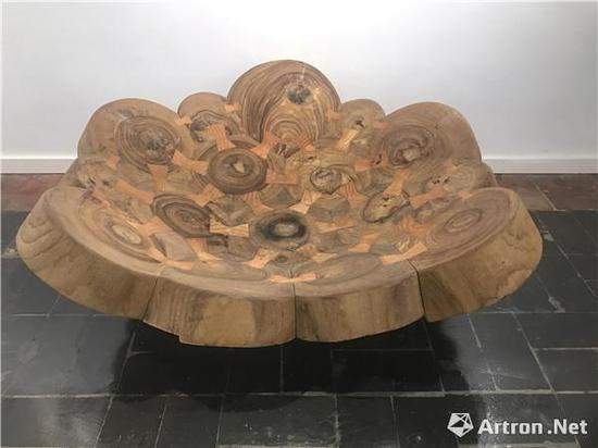 傅中望《休行座》 95cm×106cm×45cm 木 2017年