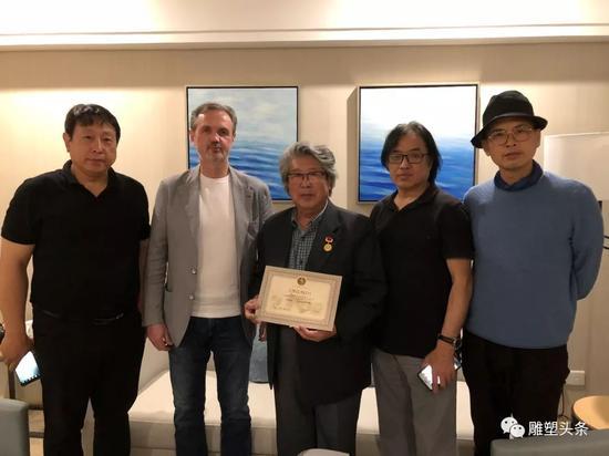 在中国雕塑家的见证下(左起张德峰 、安德烈·科瓦尔丘克、曹春生、景育民、陈文令)颁发证书