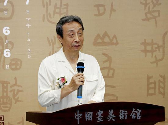 白振奇先生宣读中央文史研究馆书画院院长马新林的贺信