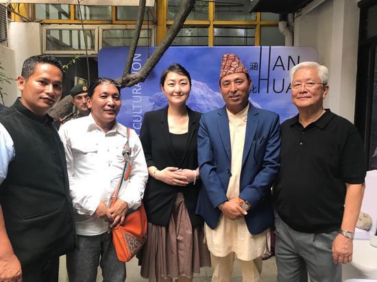 尼泊尔的文化、旅游、民航部长Dhan Bahadur Budha先生和王琳女士等开幕合影