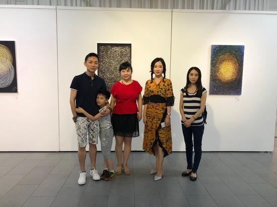 艺术家司马源(右二)、此次展览策展人欧尼克斯画廊创办人王涛(左二)与来宾合影