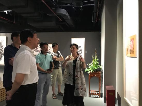 李采姣为参加画展的嘉宾讲解展览作品
