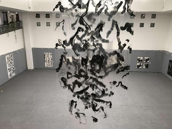 “水+墨:在书写与抽象之间”展览现场:徐洁《晃书》
