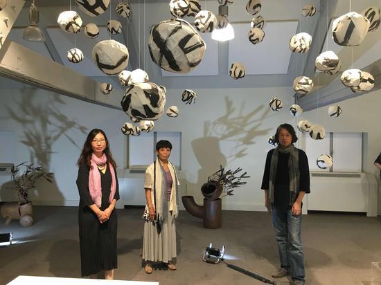 策展人马琳、艺术家李秀勤、王南溟在“水+墨:当代艺术中的传统”展览现场