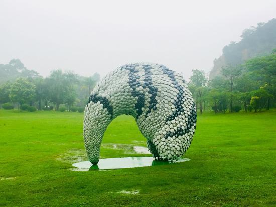 郅敏《天象四神-白虎》320x120x270cm 陶瓷、金属 2017