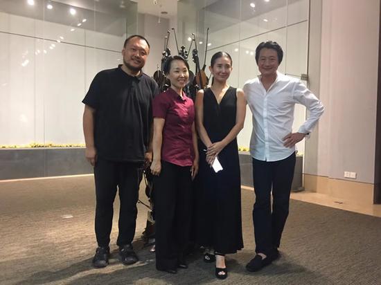 嘉宾合影 左起:策展人范明正、策展人赵艳婷、舞蹈家金海英、收藏家程昕东