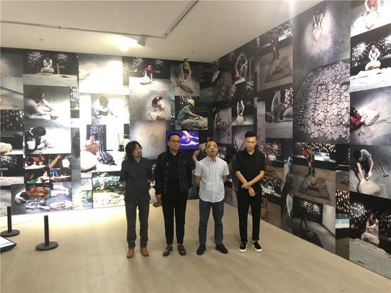 艺术家及策展人合影,左起:靳山、闫珩、杜曦云、李博(无声合唱团发起人)