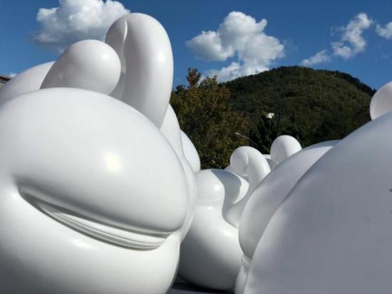 《苹果》玻璃钢,尺寸可变,2005-2018 年