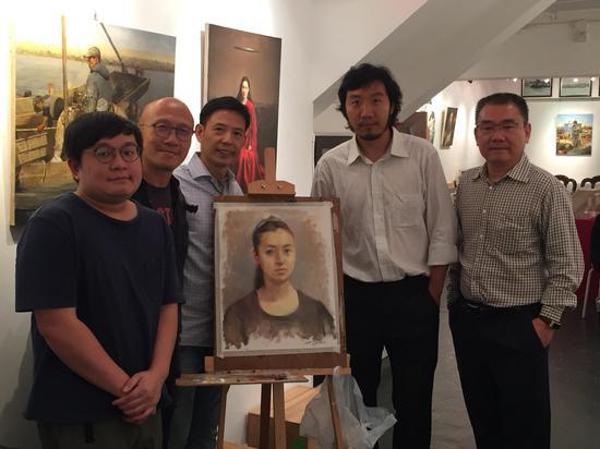 前加拿大安大略省美术学院绘画系教授Harvey Chan(左二),画廊主Calvin Li先生(左三),画家邸可新先生(右二),深圳藏家王先生(右一)
