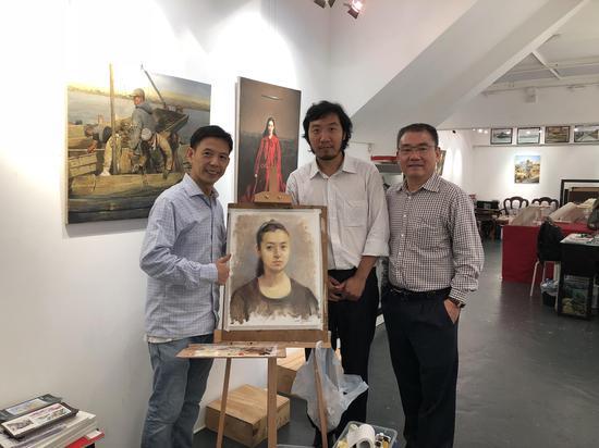 香港加华艺廊Calvin Li先生(左),深圳藏家王先生(右)与画家邸可新先生(中)在展览现场合影。