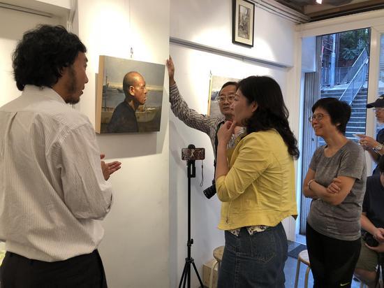 邸可新先生在开幕式上与香港本地艺术家们交流绘画技法与创作理念。